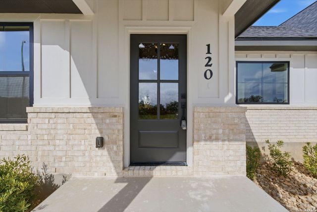 120 ASH PKWY, La Vernia, TX 78121