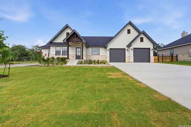 120 ASH PKWY, La Vernia, TX 78121