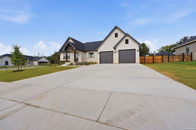 120 ASH PKWY, La Vernia, TX 78121