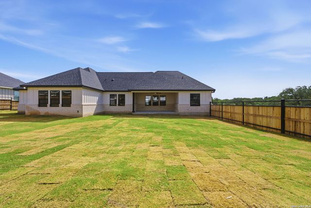 120 ASH PKWY, La Vernia, TX 78121