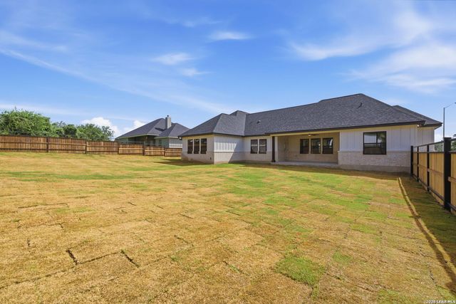 120 ASH PKWY, La Vernia, TX 78121