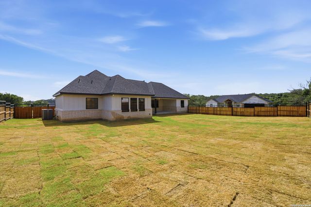 120 ASH PKWY, La Vernia, TX 78121