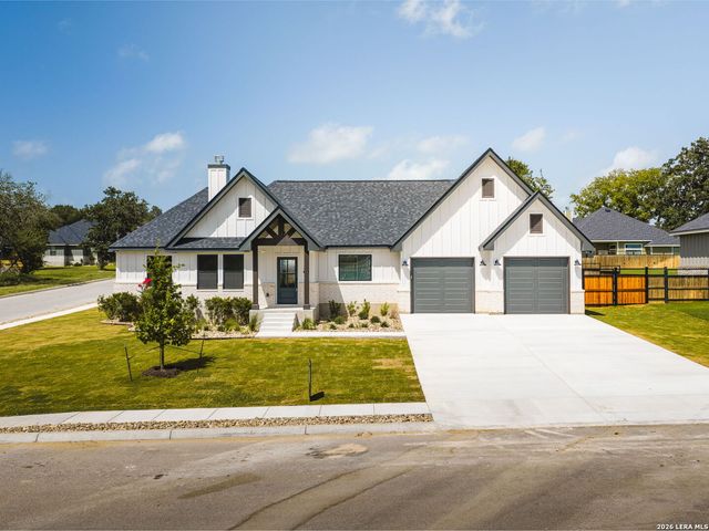 120 ASH PKWY, La Vernia, TX 78121