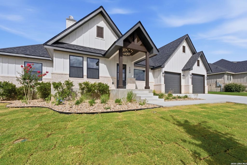120 ASH PKWY, La Vernia, TX 78121