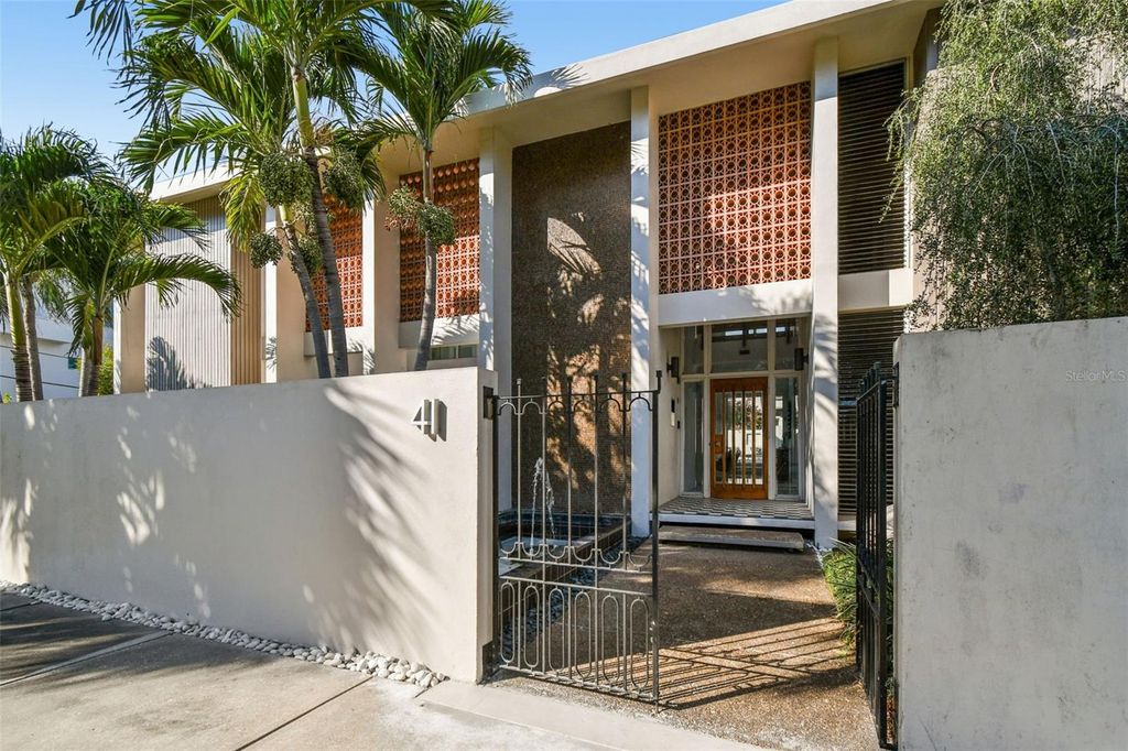 Image 2 of property listing at 41 BERING STREET, Tampa, FL 33606