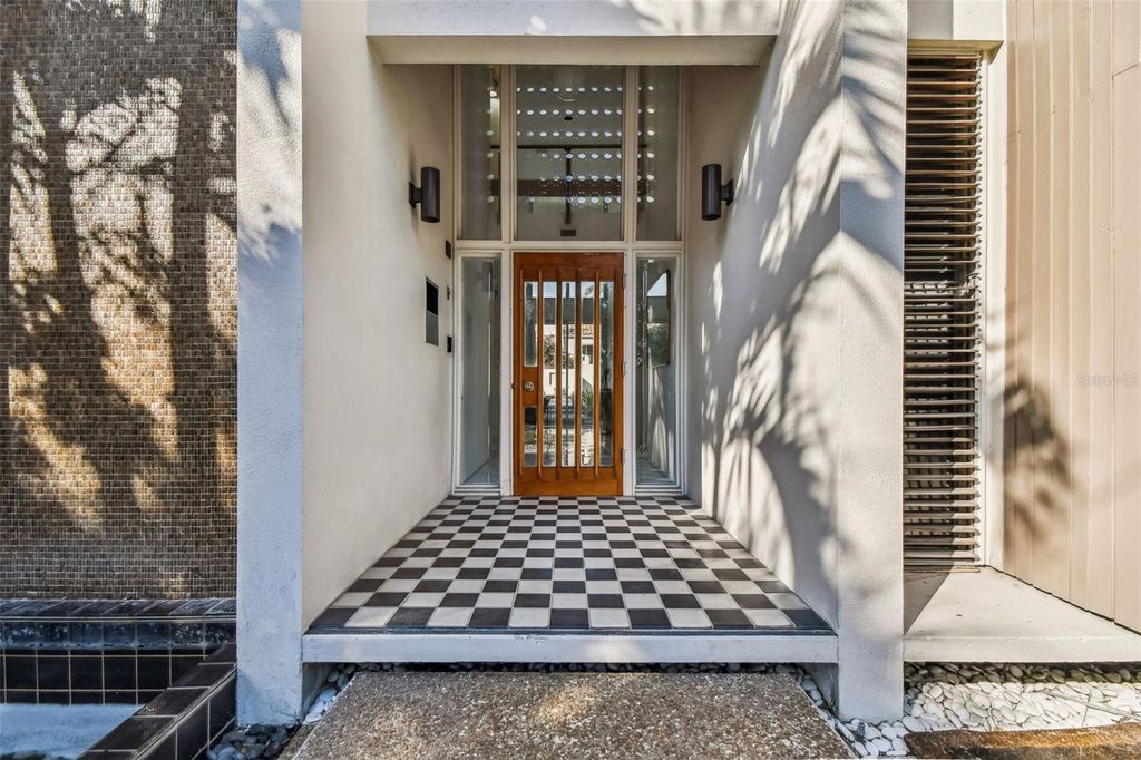 Image 3 of property listing at 41 BERING STREET, Tampa, FL 33606