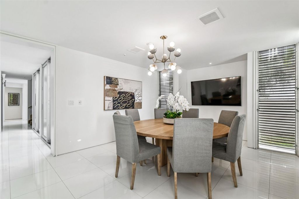 Image 33 of property listing at 41 BERING STREET, Tampa, FL 33606