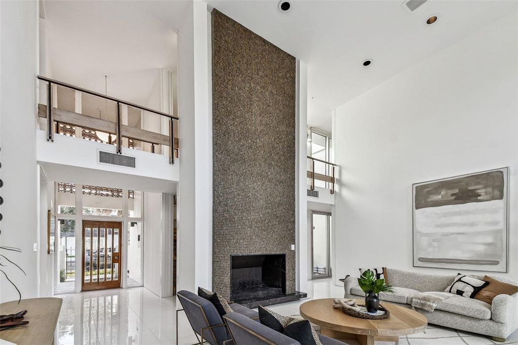 Image 5 of property listing at 41 BERING STREET, Tampa, FL 33606