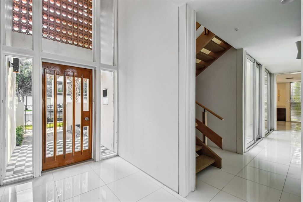 Image 7 of property listing at 41 BERING STREET, Tampa, FL 33606