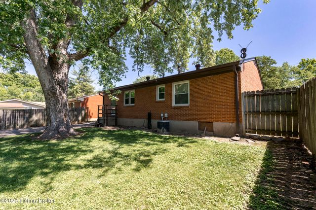 105 Danny Ct, Louisville, KY 40214