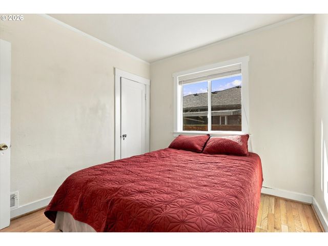6221 Ne HALSEY St, Portland, OR 97213