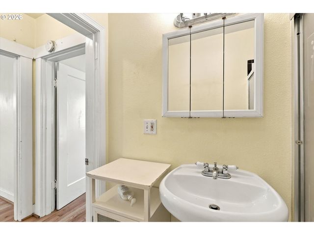 6221 Ne HALSEY St, Portland, OR 97213