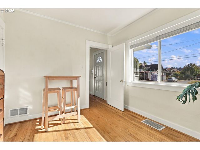 6221 Ne HALSEY St, Portland, OR 97213