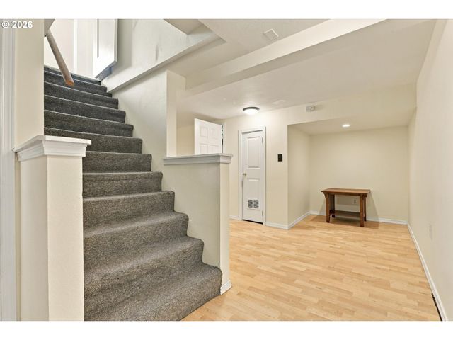 6221 Ne HALSEY St, Portland, OR 97213