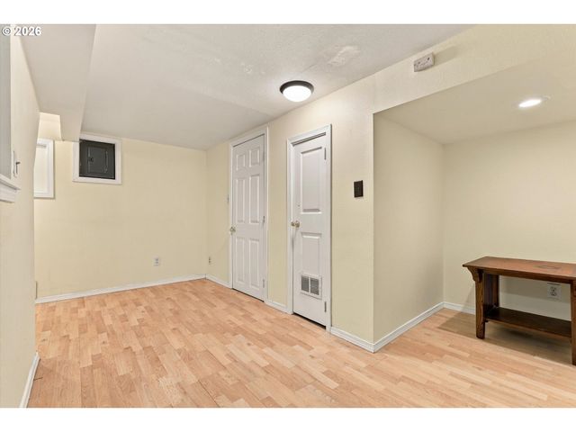 6221 Ne HALSEY St, Portland, OR 97213