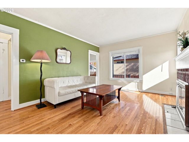 6221 Ne HALSEY St, Portland, OR 97213