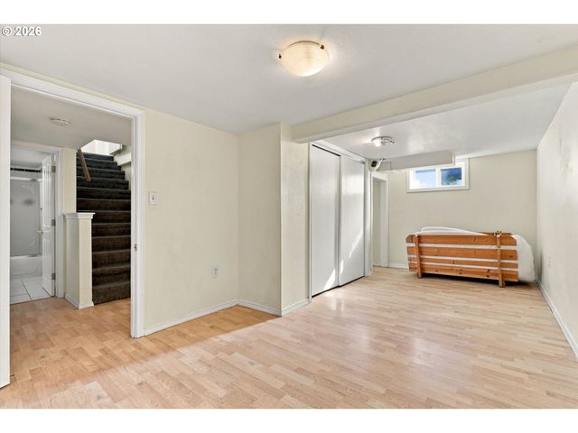 6221 Ne HALSEY St, Portland, OR 97213