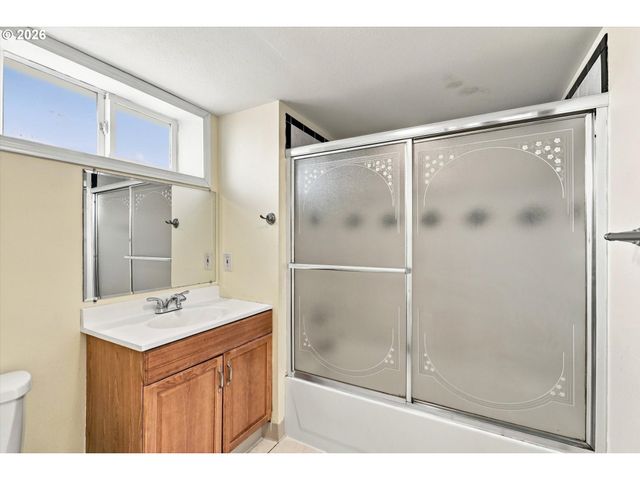 6221 Ne HALSEY St, Portland, OR 97213
