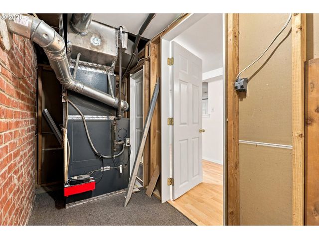 6221 Ne HALSEY St, Portland, OR 97213