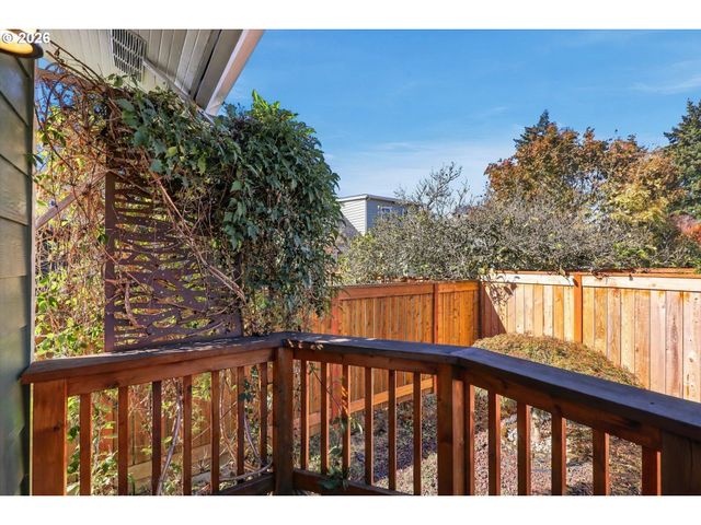 6221 Ne HALSEY St, Portland, OR 97213