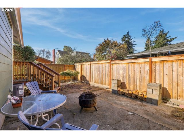 6221 Ne HALSEY St, Portland, OR 97213