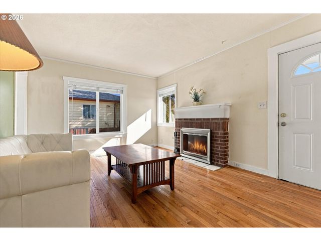 6221 Ne HALSEY St, Portland, OR 97213