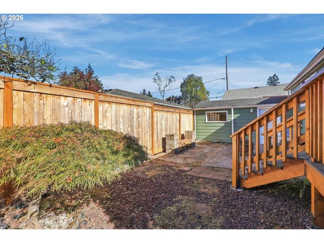 6221 Ne HALSEY St, Portland, OR 97213