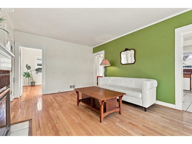 6221 Ne HALSEY St, Portland, OR 97213