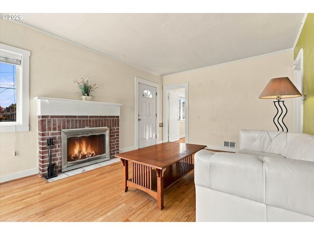 6221 Ne HALSEY St, Portland, OR 97213