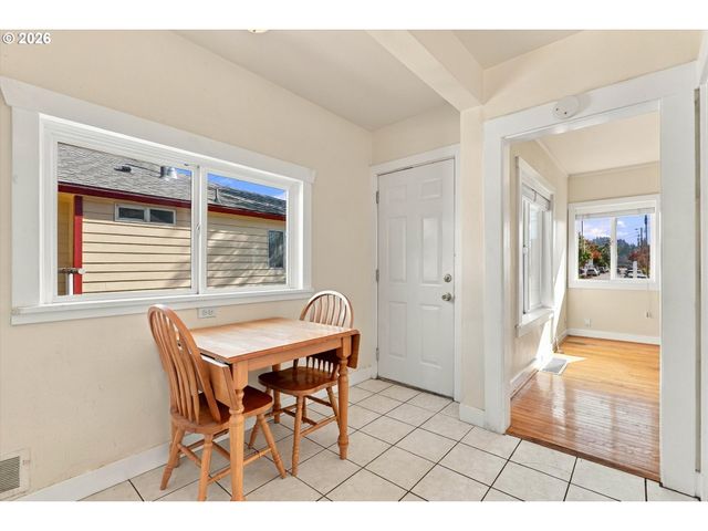 6221 Ne HALSEY St, Portland, OR 97213