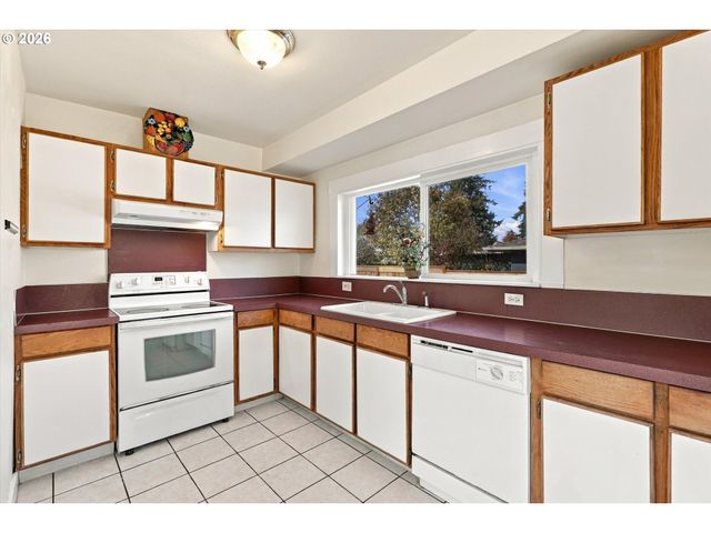6221 Ne HALSEY St, Portland, OR 97213