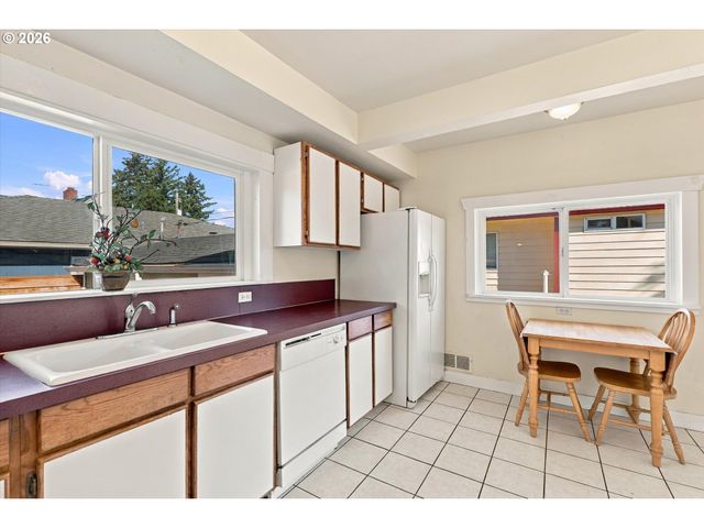 6221 Ne HALSEY St, Portland, OR 97213