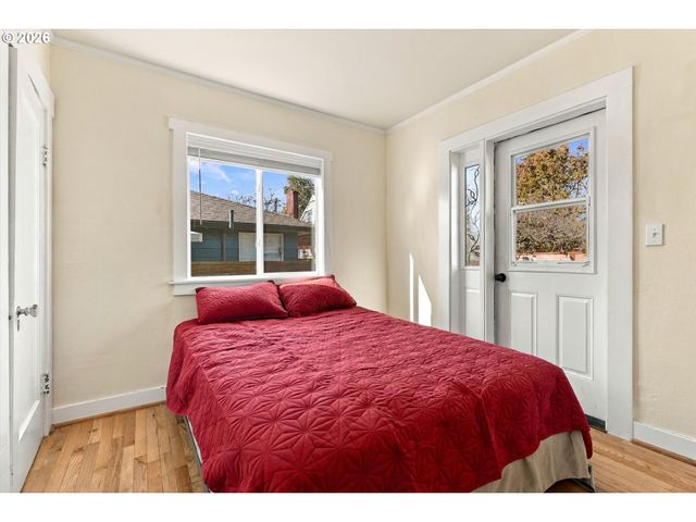 6221 Ne HALSEY St, Portland, OR 97213