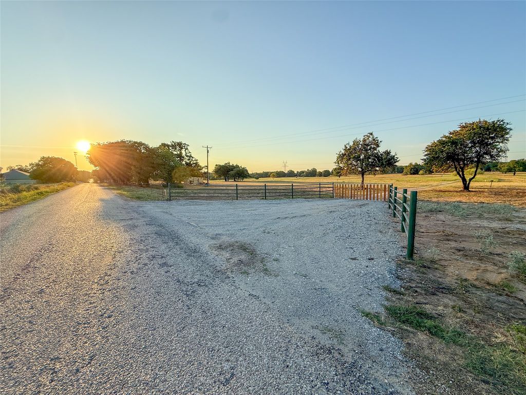 455 County Rd 1650, Chico, TX 76431