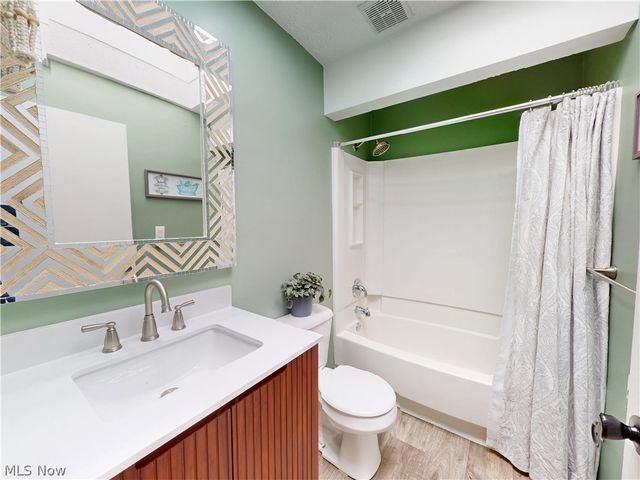 162 S Leavitt Road, Amherst, OH 44001