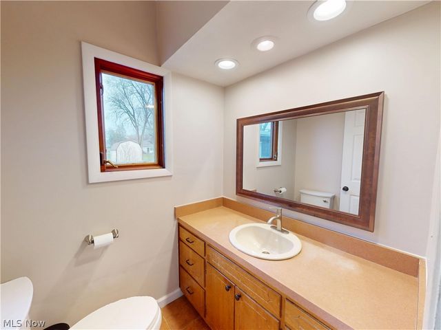 162 S Leavitt Road, Amherst, OH 44001