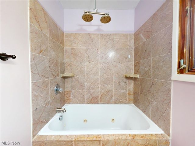 162 S Leavitt Road, Amherst, OH 44001