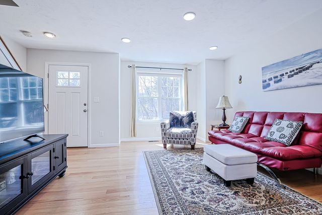 2 Walter G Wiede St 1, Chelmsford, MA 01863