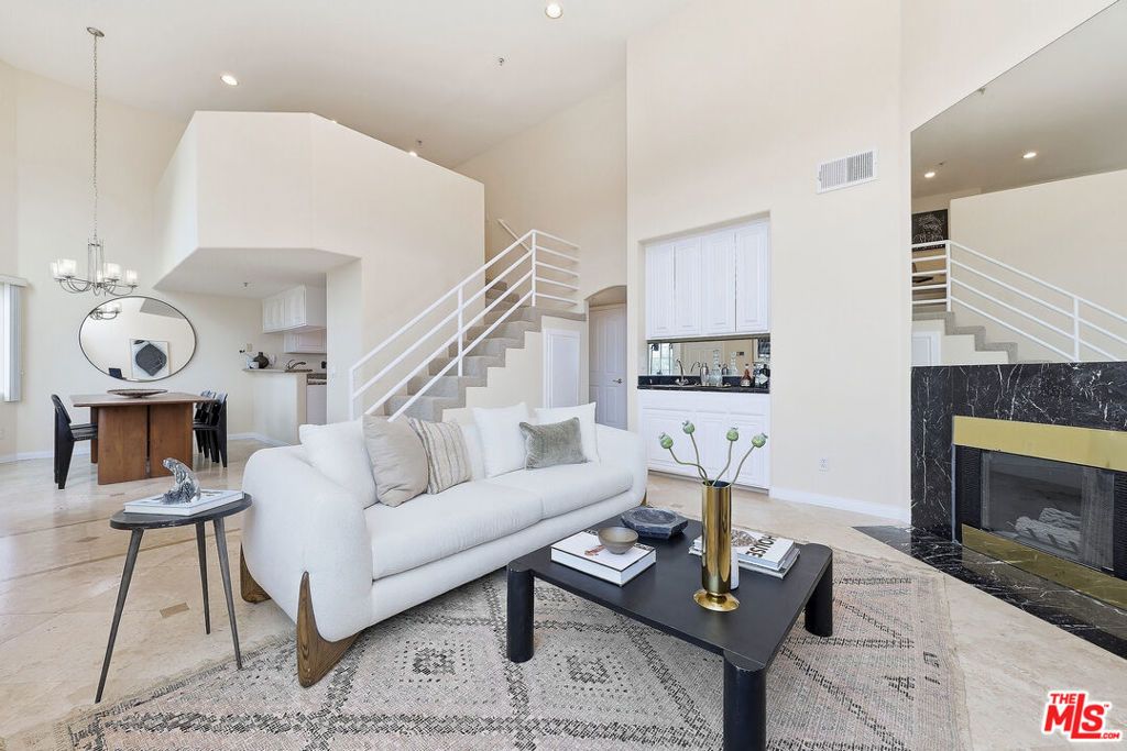 Image 3 of property listing at 3900 Beethoven Street 302, Los Angeles, CA 90066