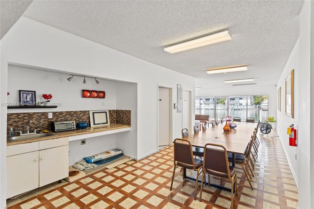 8530 Byron Ave 302, Miami Beach, FL 33141