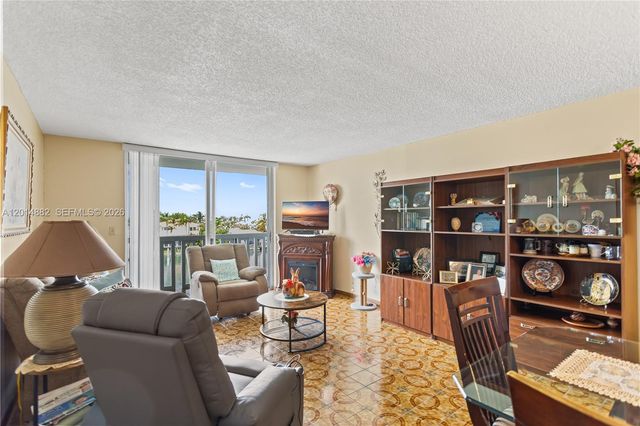 8530 Byron Ave 302, Miami Beach, FL 33141