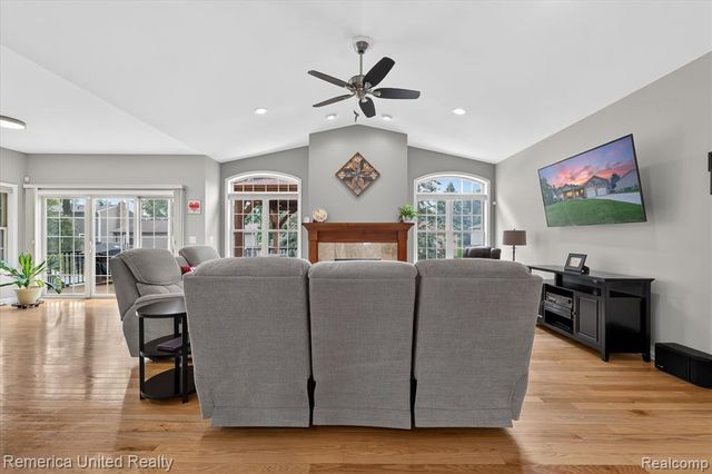 6169 Bay Court, Waterford, MI 48327