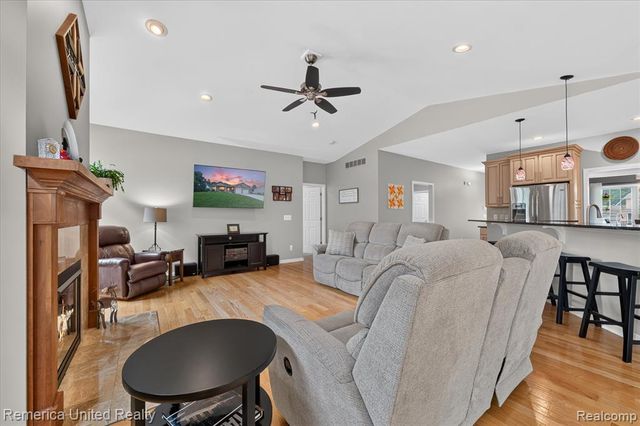 6169 Bay Court, Waterford, MI 48327