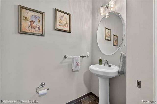 6169 Bay Court, Waterford, MI 48327