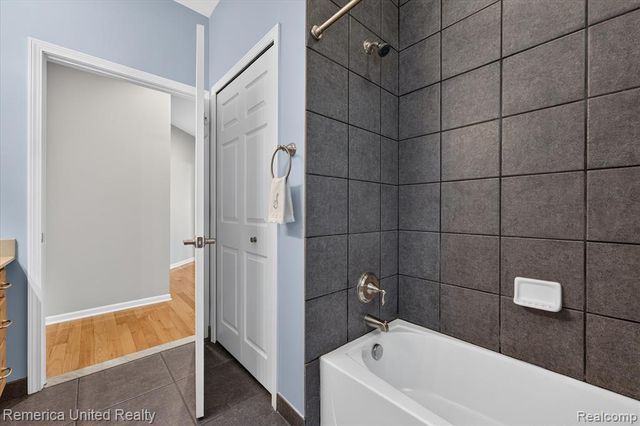 6169 Bay Court, Waterford, MI 48327
