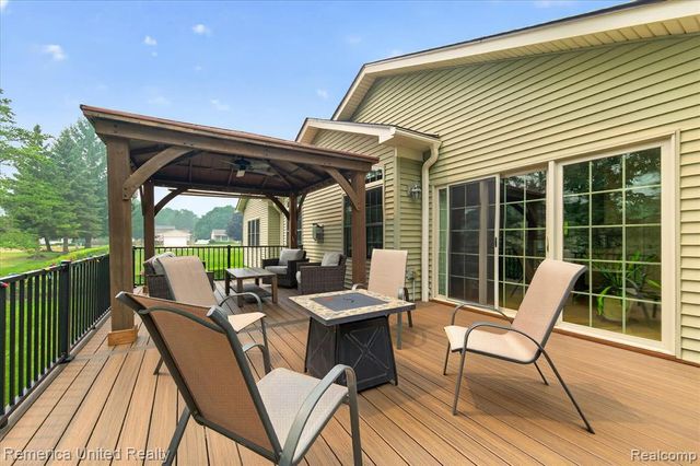 6169 Bay Court, Waterford, MI 48327