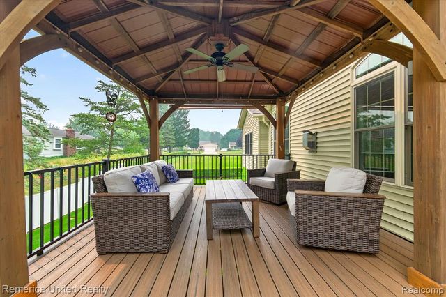 6169 Bay Court, Waterford, MI 48327