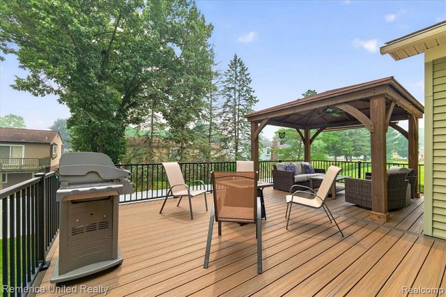 6169 Bay Court, Waterford, MI 48327