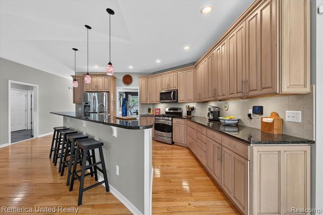 6169 Bay Court, Waterford, MI 48327