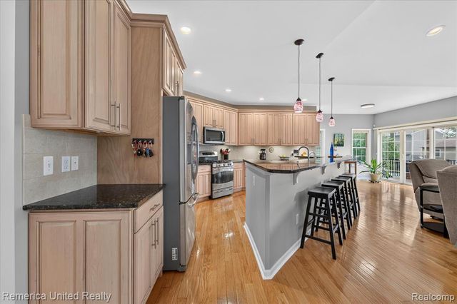 6169 Bay Court, Waterford, MI 48327